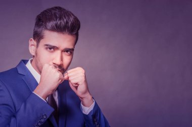 Çekici genç bir mavi takımı ayakta mücadele bir duruş. Tonda