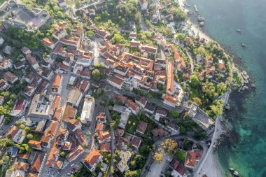 Deniz kenarında güzel bir şehir, üstten görünüm