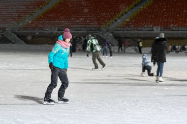 Kazan, Rusya, 22 Ocak, 2017: buz pateni pisti akşamları insanlar