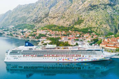 Güzel beyaz cruise gemisi liman