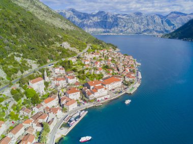 Güzel bir şehir deniz kenarında kırmızı çatılar ile üstten görünüm