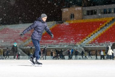 Kazan, Rusya, 22 Ocak, 2017: buz pateni pisti akşamları adam