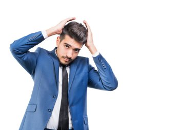 Elle beyaz bir arka plan kafasına yakınındaki mavi elbiseli Genç çekici adam. İzole