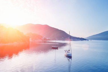 Gün batımında iki Yatlar