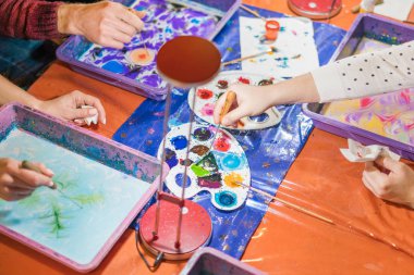 Ebru tekniğinde Çizim oluşturma işlemi