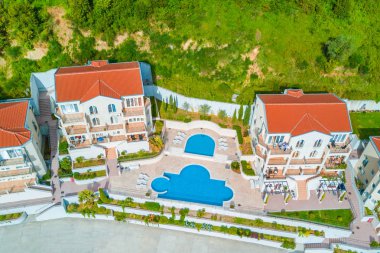 Bir yüzme havuzu ile evlerin üstten görünüm