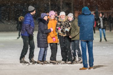 Kazan, Rusya, 22 Ocak, 2017: bir grup insan üzerinde akşam buz pateni pisti