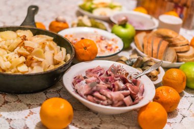 Kızarmış patates, füme balık, ekmek, salata ve meyve ile ülke akşam yemeği