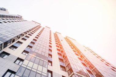 Güneş ışığı altında cam cephe ile modern gökdelen