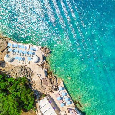 Şezlong şemsiye deniz, üstten görünüm ile