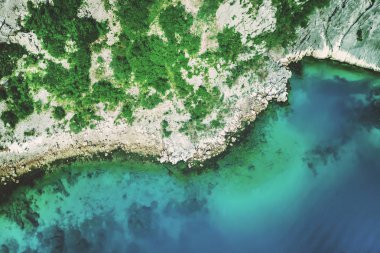 Kayalık sahil, üstten görünüm