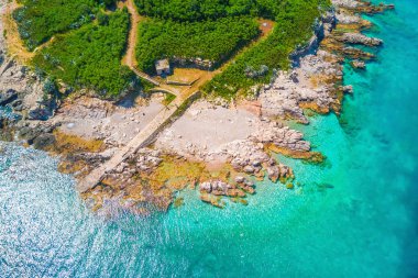 Denize taş bir yol üstten görünüm
