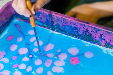 Ebru tekniğinde Çizim oluşturma işlemi