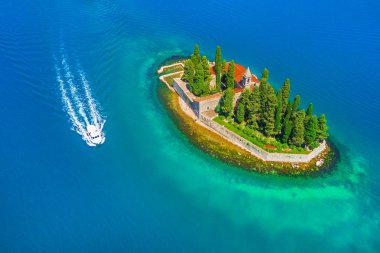 Mavi denizin içinde bir manastır ile adanın üstten görünüm
