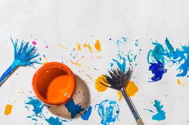 Turuncu Boya ve mavi beyaz kağıt üzerine fırça