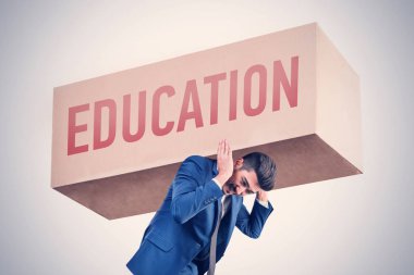 Mavi elbiseli çekici genç adam büyük bir karton kutu kırmızı yazıt eğitim ile sırtında taşır