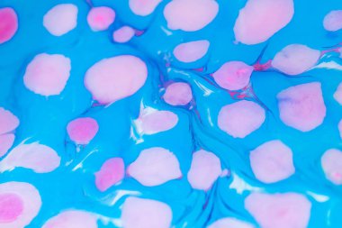 Mavi ve pembe ebru tekniğinde çizim 