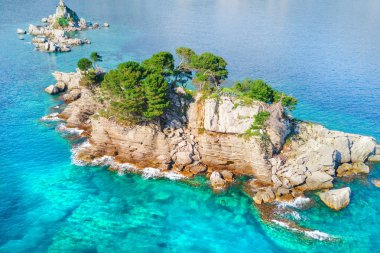 Bir ada yeşil ağaçlar ile üstten görünüm