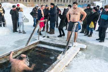 Kazan, Rusya, 28 Ocak 2017: İnsanlar dalış Epifani Bayramı bir buz deliğe