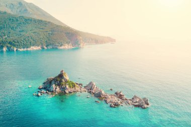 Taş bir bina ile adanın üstten görünüm