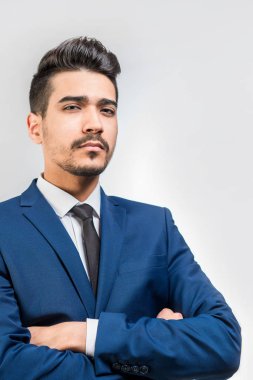 Gri bir arka plan üzerinde mavi elbiseli Genç çekici adam. İzole