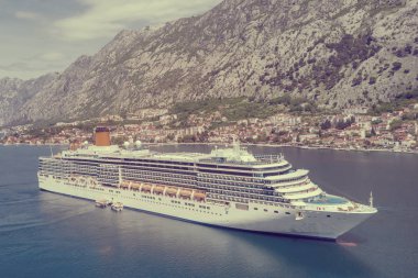 Bir arka plan Dağları'nın güzel beyaz yolcu gemisinde. Tonda