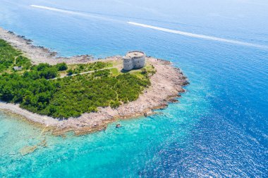 Deniz kıyısında bir yuvarlak kale kalıntıları, üstten görünüm