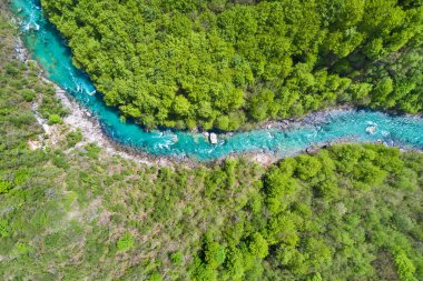 Dağlarda bir yeşil orman tarafından çevrili Nehri'nin üstten görünüm