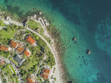 Evlerin denize yakın kırmızı çatılar ile üstten görünüm