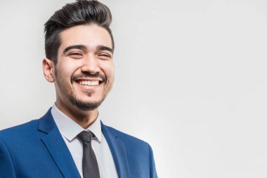 Gri bir arka plan üzerinde mavi elbiseli Genç çekici adam. İzole