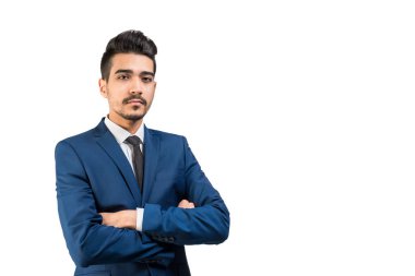 Beyaz bir arka plan üzerinde çapraz kollar ile ayakta mavi elbiseli Genç çekici adam. İzole