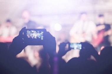 Bir gece kulübünde smartphone dizide adam kaldırır