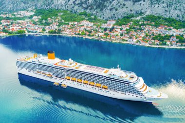 Bir güzel cruise liner ve deniz kıyısında bir şehir üstten görünüm