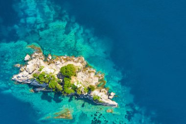 Yeşil bitkiler ile adanın üstten görünüm