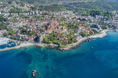 Deniz kıyısı üzerinde güzel şehrin üstten görünüm