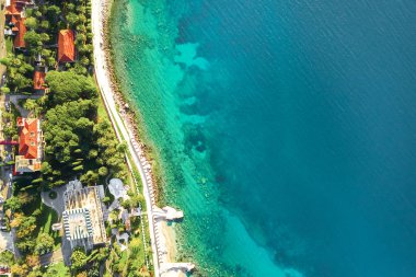 Kırmızı kiremitli çatılar ile Houses yakınındaki deniz, üstten görünüm