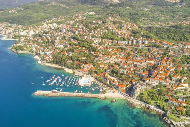 Bir marina ile güzel şehrin üstten görünüm