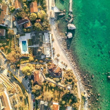 Evlerin denize yakın kırmızı çatılar ile üstten görünüm