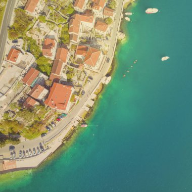Güzel bir şehir deniz kenarında kırmızı çatılar ile üstten görünüm