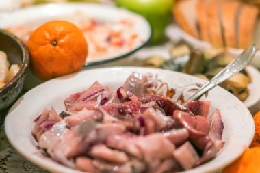 Tuzlanmış ringa balığı adet plaka üzerinde