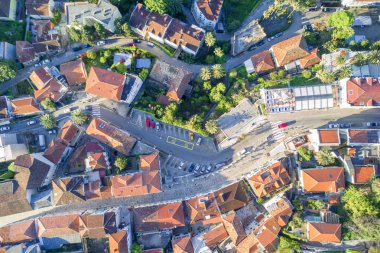 Üst şehrin sokaklarında manzaralı evler ve otoyol kırmızı çatılar