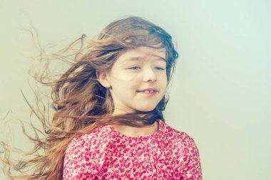 Kırmızı bluz uzun saçlı kız