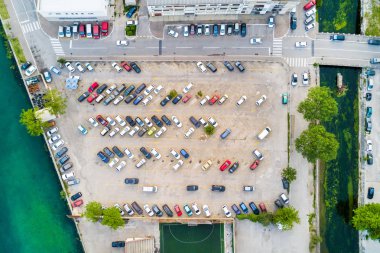 Otopark Deniz kenarında üstten görünüm