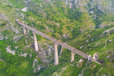 Dağlarda köprünün üstten görünüm