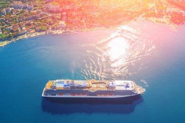 Bir güzel cruise liner ve şehrin batımında üstten görünüm