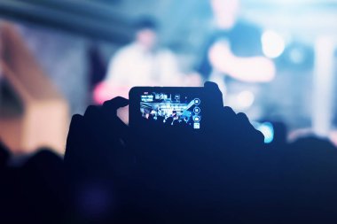 Bir gece kulübünde smartphone dizide adam kaldırır