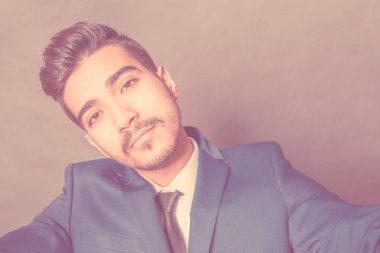 Mavi elbiseli Genç çekici adam. Tonda