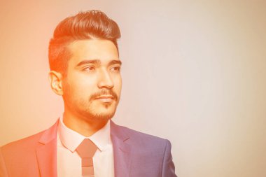 Güneş ışığı altında mavi elbiseli Genç çekici adam