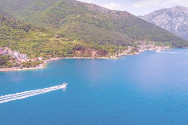 Denize yakın kayalık sahil üzerinde yelken tekne