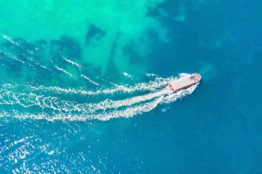Beyaz bir teknenin mavi denizlerde yelken Üstten Görünüm 